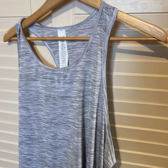 New balance, striped moisture wicking, tank top size extra large - Picture 3 of 4